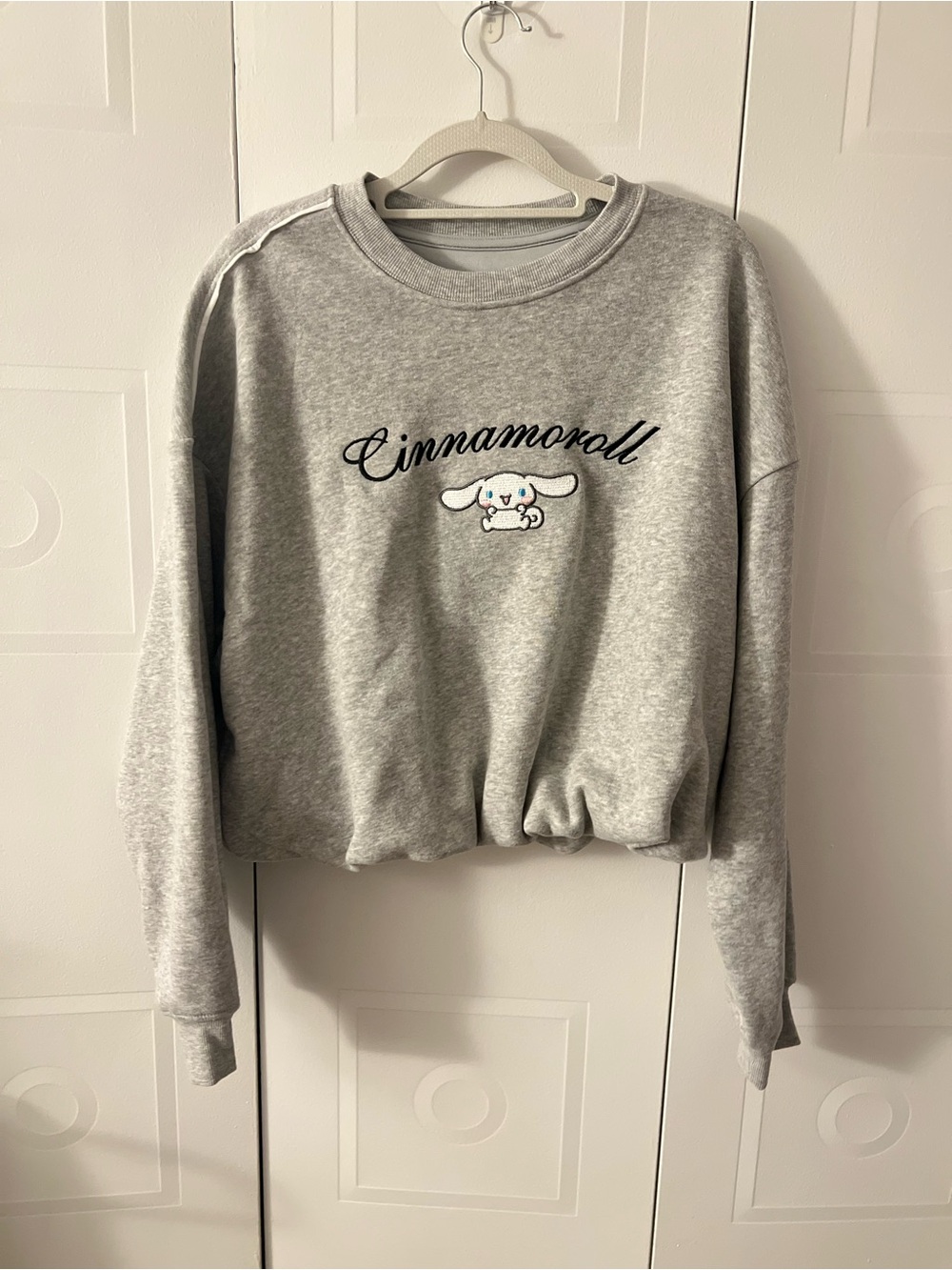 Sanrio Cinnamoroll Embroidered Bubble Hem Cropped Sweatshirt Gray Size M